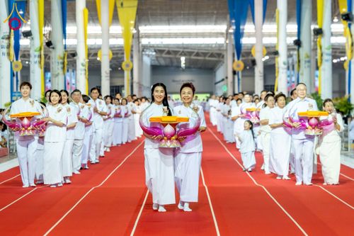 ภาพ No.215401:วันอาทิตย์ต้นเดือนที่ 6 เมษายน พ.ศ. 2568 ขบวนอัญเชิญผ้าป่าสมทบ มหาสังฆทาน 40,000 กว่าวัดทั่วประเทศ ณ สภาธรรมกายสากล วัดพระธรรมกาย