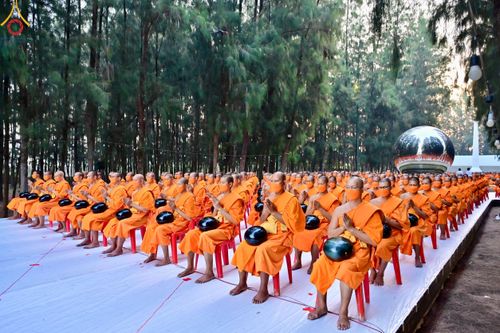 ภาพ No.107388:พิธีตักบาตรพระธรรมยาตราฯ ในโครงการธรรมยาตรากตัญญูบูชา มหาปูชนียาจารย์ พระมงคลเทพมุนี(สด จนฺทสโร) พระผู้ปราบมาร ปีที่ 12 ณ อนุสรณ์สถานมหาวิหารพระมงคลเทพมุนี อ.สองพี่น้อง จ.สุพรรณบุรี วันที่ 7 มกราคม พ.ศ. 2567