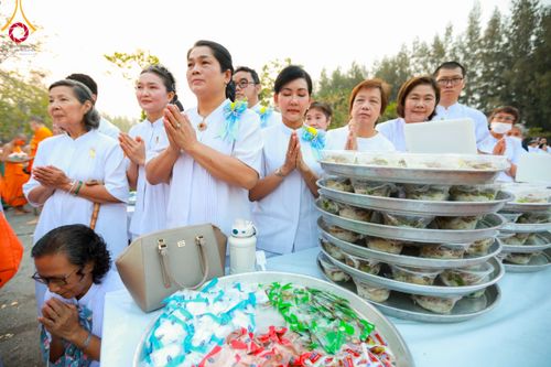 ภาพ No.111017:พิธีถวายภัตตาหารเป็นสังฆทาน แด่คณะพระธรรมยาตราฯ ในโครงการธรรมยาตรา กตัญญูบูชา มหาปูชนียาจารย์ พระมงคลเทพมุนี(สด จนฺทสโร) พระผู้ปราบมาร อนุสรณ์สถาน 7 แห่ง ปีที่ 12 วันที่ 13 มกราคม พ.ศ. 2567 ณ อนุสรณ์สถานมหาวิหารพระมงคลเทพมุนี  (โลตัสแลนด์) อ.สองพี่น้อง จ