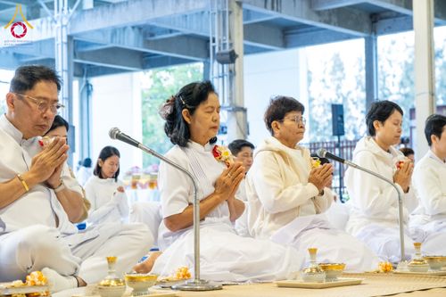 ภาพ No.194384:พิธีถวายภัตตาหารเป็นสังฆทาน แด่พระธรรมยาตรา ณ อนุสรณ์สถานมหาวิหารพระมงคลเทพมุนี (โลตัสแลนด์) อ.สองพี่น้อง จ.สุพรรณบุรี ในโครงการธรรมยาตรา กตัญญูบูชา มหาปูชนียาจารย์ พระมงคลเทพมุนี(สด จนฺทสโร) พระผู้ปราบมาร ปีที่ 13 วันที่ 13 มกราคม พ.ศ.2568