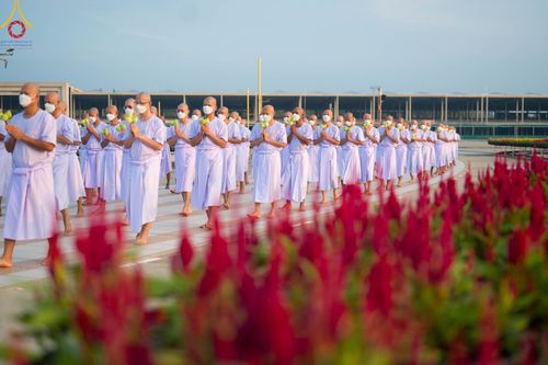 ภาพ No.101434:พิธีเวียนประทักษิณ, พิธีวันทาเจดีย์, พิธีขอขมาและมอบผ้าไตร ในโครงการอุปสมบทหมู่ รุ่นบูชาธรรมมหาปูชนียาจารย์ ณ วัดพระธรรมกาย ในวันที่ 9 ธันวาคม พ.ศ. 2566