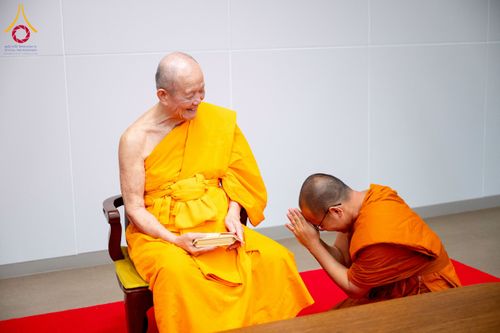 ภาพ No.222987:วันที่ 23 เมษายน พ.ศ. 2568 หลวงพ่อทัตตชีโวต้อนรับคณะสงฆ์ World Pec ณ อาคาร 100 ปี คุณยายมหารัตนอุบาสิกาจันทร์ ขนนกยูง วัดพระธรรมกาย