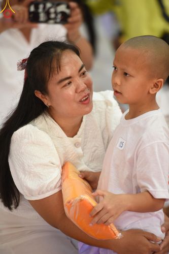 ภาพ No.135582:พิธีขอขมามอบผ้าไตร, พิธีบรรพชาสามเณร ในโครงการบรรพชาสามเณร ฟื้นฟูพระพุทธศาสนาทั่วไทย ณ วัดพระพุทธบาท ราชวรมหาวิหาร อ.พระพุทธบาท จ.สระบุรี วันที่ 6 เมษายน พ.ศ. 2567