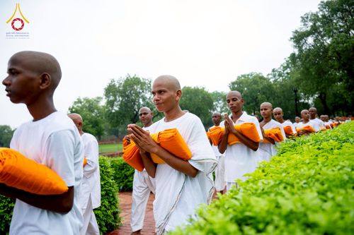 ภาพ No.231055:วันที่ 1 กรกฎาคม พ.ศ. 2568 โครงการบรรพชาสามเณร 300 รูป ถวายเป็นพุทธบูชา  วันอาสาฬหบูชา ณ จุดกำเนิดพระรัตนตรัย  ต้นแหล่งธัมมจักกัปปวัตตนสูตร เมืองพาราณสี  สารนาถ ประเทศอินเดีย