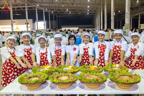 ภาพ No.204301:พิธีถวายภัตตาหารเป็นสังฆทาน แด่พระธรรมยาตรา ณ วัดพระธรรมกาย ตำบลคลองสาม อำเภอคลองหลวง จังหวัดปทุมธานี ในโครงการธรรมยาตรา กตัญญูบูชา มหาปูชนียาจารย์ พระมงคลเทพมุนี(สด จนฺทสโร) พระผู้ปราบมาร อนุสรณ์สถาน 7 แห่ง ปีที่ 13 วันที่ 31 มกราคม พ.ศ. 2568