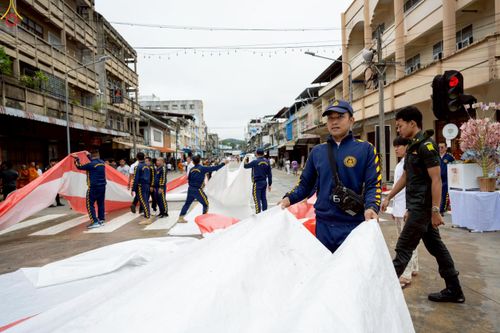 ภาพ No.245835:วันที่ 13-14 กันยายน พ.ศ. 2568 เจ้าหน้าที่ทุกสถานะ ทุกส่วนงาน ร่วมแรงร่วมใจ ปฏิบัติหน้าที่ เตรียมงาน เก็บงาน ตักบาตรพระ 555 รูป อ.เบตง จยะลา