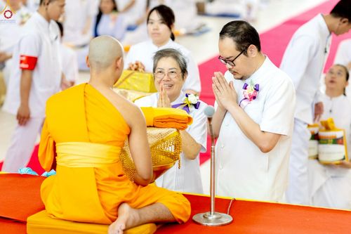 ภาพ No.227712:วันเสาร์ที่ 31 พฤษภาคม พ.ศ.2568 พิธีถวายผ้าไตรแด่สามเณรผู้เข้ารับการอุปสมบท , พิธีอุปสมบทสามเณรเตรียม DCI วัดพระธรรมกาย จ.ปทุมธานี