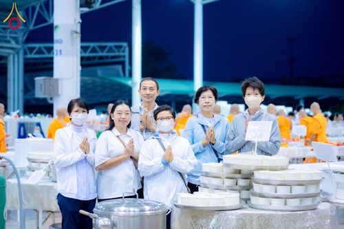 ภาพ No.202696:พิธีถวายภัตตาหารเป็นสังฆทาน แด่พระธรรมยาตรา ณ วัดพระธรรมกาย ตำบลคลองสาม อำเภอคลองหลวง จังหวัดปทุมธานี ในโครงการธรรมยาตรา กตัญญูบูชา มหาปูชนียาจารย์ พระมงคลเทพมุนี(สด จนฺทสโร) พระผู้ปราบมาร อนุสรณ์สถาน 7 แห่ง ปีที่ 13 วันที่ 28 มกราคม พ.ศ. 2568