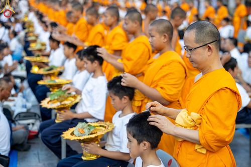 ภาพ No.132912:พิธีตัดปอยผม โครงการหน่อแก้วเปรียญธรรม รุ่นที่ 12 ณ ค่ายจองแชมป์ หมู่กฏิสามเณรเปรียญธรรม วัดพระธรรมกาย วันอาทิตย์ที่ 31 มีนาคม พ.ศ. 2567