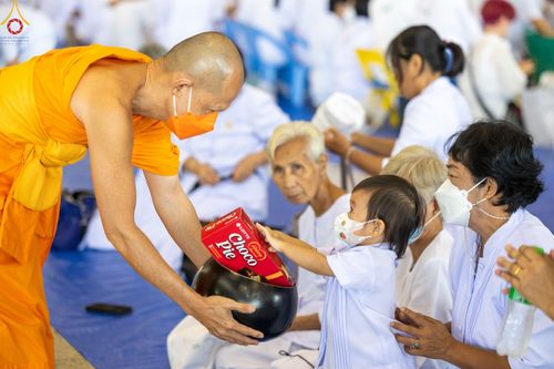 ภาพ No.89460:พิธีตักบาตร ข้าวสารอาหารแห้ง พิธีบูชาข้าวพระ และพิธีจุดเทียนใจ ไฟนิรันดร์  อนันตชัย ณ สภาธรรมกายสากล วัดพระธรรมกาย วันอาทิตย์ที่ 1 ตุลาคม พ.ศ. 2566