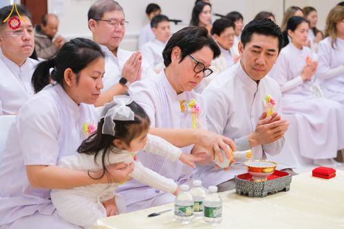 ภาพ No.62390:คณะศิษยานุศิษย์รวมใจสถาปนาและสมโภช ธรรมจักร เพื่ออัญเชิญประดิษฐาน ณ ยอดอุโบสถ 80 ปี หลวงพ่อธัมมชโย วัดพระธรรมกายนิวเจอร์ซี ประเทศสหรัฐอเมริกา  วันอาทิตย์ที่ 7 เมษายน พ.ศ. 2567