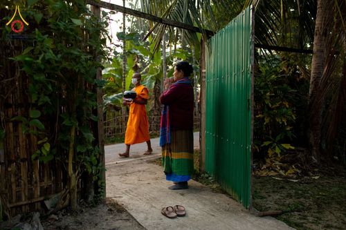 ภาพ No.76396:คณะสงฆ์และสามเณรบิณฑบาต ประเทศบังกลาเทศ วันที่ 11 กุมภาพันธ์ พ.ศ. 2566