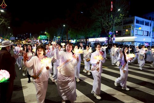 ภาพ No.229570:วันเสาร์ที่ 26 เมษายน พ.ศ. 2568 คณะพระภิกษุสามเณรในโครงการบรรพชาหมู่ 81 รูป  วัดภาวนาโซล ประเทศเกาหลีใต้ ได้ร่วมกับคณะสาธุชนคนไทยในเกาหลีใต้  ร่วมกันเดินขบวนอัญเชิญโคมดอกบัว  เพื่อบูชาแด่องค์สมเด็จพระสัมมาสัมพุทธเจ้า  ในงานเทศกาลวิสาขบูชานานาชาติ ประจำปี