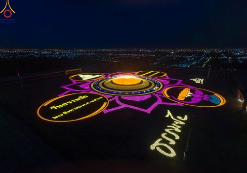 ภาพ No.150318:พิธีจุดประทีป และพิธีฉลองชัยสวดมนต์ บทธัมมจักกัปปวัตตนสูตร ครบ 6,668,272,727 จบ เนื่องในวันธรรมชัย 27 สิงหาคม พ.ศ. 2567 ณ มหารัตนวิหารคด วัดพระธรรมกาย