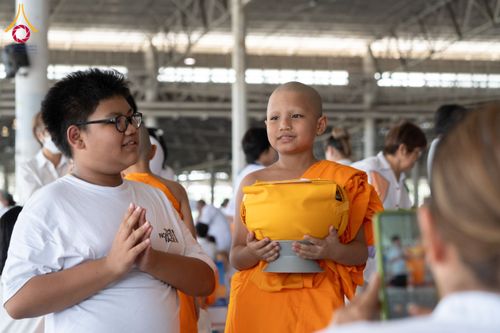 ภาพ No.134990:พิธีถวายบาตรแด่นาคธรรมทายาท ในโครงการบรรพชาสามเณรฟื้นฟูพระพุทธศาสนาทั่วไทย ณ สภาธรรมกายสากล วัดพระธรรมกาย จ.ปทุมธานี วันเสาร์ที่ 6 เมษายน พ.ศ. 2567