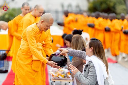 ภาพ No.233011:วันอาทิตย์ 29 มิถุนายน พ.ศ. 2568 กิจกรรมอบรมธรรมทายาทแอฟริกาใต้  ปฏิบัติธรรมสร้างสันติสุขภายใน แสงแห่งพุทธธรรมสู่แผ่นดินแอฟริกาใต้ ณ บริเวณหน้าวัดพระธรรมกายโจฮันเนสเบิร์ก