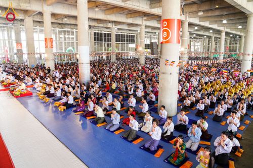 ภาพ No.143688:พิธีถวายผ้าไตร, สวดธรรมจักร, ปฏิบัติธรรม และฟังแสดงพระธรรมเทศนา ภาษาเมียนมา โดยมีสาธุชนชาวเมียนมากว่า 4,000 คน เข้าร่วมพิธี ณ มหารัตนวิหารคด วัดพระธรรมกาย วันอาทิตย์ที่ 7 กรกฎาคม พ.ศ. 2567