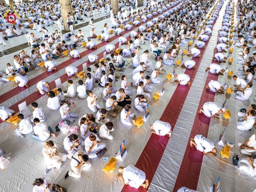 ภาพ No.62743:พิธีขอขมามอบผ้าไตร ในโครงการอุปสมบทหมู่ บูชาธรรมหลวงพ่อธัมมชโย พ.ศ.2567  โครงการอุปสมบทหมู่ธรรมทายาท ระดับอุดมศึกษา รุ่นที่51 (ภาคฤดูร้อน) โครงการบวชพระนานาชาติ AEC และ WAB รุ่นผู้บริหาร(รุ่นที่2) ณ ลานธรรม พระมหาธรรมกายเจดีย์ วันที่ 13 เมษายน พ.ศ. 2567