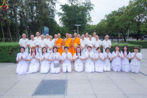 ภาพ No.143892:พิธีตัดปอยผม โครงการอุปสมบทหมู่ พระธรรมทายาทนานาชาติ (ภาษาจีน) รุ่นที่ 19 วันอาทิตย์ที่ 7 กรกฎาคม พ.ศ. 2567 ณ สนามหญ้า หน้าบ้านแก้วอาสาสมัคร วัดพระธรรมกาย