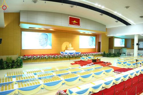 ภาพ No.159489:สัมมนาพิเศษและพิธีมอบองค์พระธรรมกาย 2,000 องค์ ณ ห้องแก้วสารพัดนึก 1 วัดพระธรรมกาย วันอาทิตย์ต้นเดือนที่ 6 ตุลาคม พ.ศ. 2567