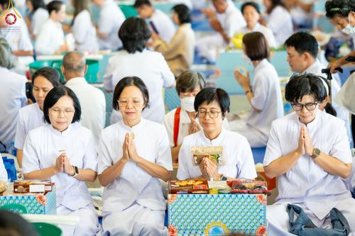 ภาพ No.167504:พิธีตักบาตรและพิธีบูชาข้าวพระ ในวันอาทิตย์ที่ 3 พฤศจิกายน พ.ศ. 2567 ณ วัดพระธรรมกาย