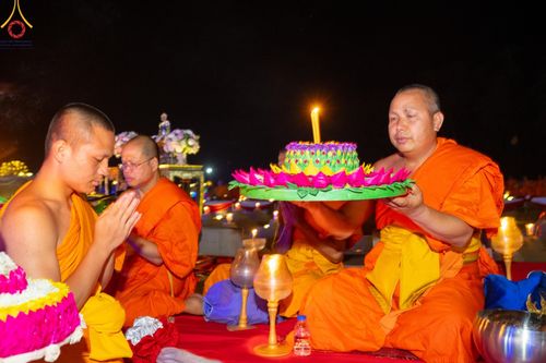 ภาพ No.138652:Photo Story  มหัศจรรย์วัดดงดินแดง Episode 6 พระภิกษุ-สามเณร ในโครงการบรรพชาอุปสมบทหมู่  กว่า 500 รูป และศีลจาริณีกว่า 300 คน ร่วมกันก่อพระเจดีย์ทราย 20,000 องค์ และจุดประทีป  บูชาธรรม 80 ปี หลวงพ่อธมฺมชโย กลางลำน้ำแม่ตื่น