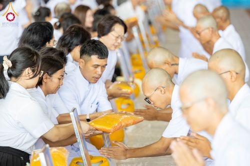 ภาพ No.321326:วันเสาร์ที่ 11 เมษายน พ.ศ.2569 พิธีขอขมาและมอบผ้าไตร โครงการอุปสมบทหมู่ บูชาธรรมหลวงพ่อธัมมชโย พ.ศ.2569 โครงการอุปสมบทหมู่ธรรมทายาท ระดับอุดมศึกษา รุ่น 53 (ภาคฤดูร้อน) ณ วัดพระธรรมกาย ปทุมธานี