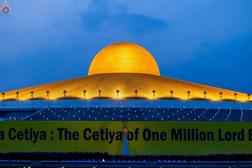 ภาพ No.223974:วันวิสาขบูชา วันอาทิตย์ที่ 11 พฤษภาคม พ.ศ. 2568 พิธีจุดวิสาขประทีป ,  พิธีเวียนประทักษิณรอบพระมหาธรรมกายเจดีย์ , พิธีฉลองชัยสวดมนต์บทธัมมจักกัปปวัตตนสูตร ครบ 7,357,000,000 จบ ณ มหารัตนวิหารคด วัดพระธรรมกาย