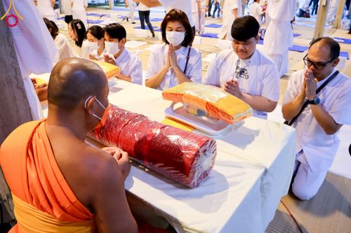 ภาพ No.111861:พิธีถวายภัตตาหารเป็นสังฆทาน แด่คณะพระธรรมยาตราฯ ในโครงการธรรมยาตรา กตัญญูบูชา มหาปูชนียาจารย์ พระมงคลเทพมุนี(สด จนฺทสโร) พระผู้ปราบมาร อนุสรณ์สถาน 7 แห่ง ปีที่ 12 วันที่ 14 มกราคม พ.ศ. 2567 ณ อนุสรณ์สถานมหาวิหารพระมงคลเทพมุนี  (โลตัสแลนด์) อ.สองพี่น้อง จ