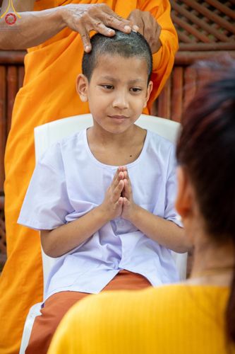 ภาพ No.59133:พิธีปลงผมและแห่นาคธรรมทายาท ในโครงการบรรพชาสามเณร ภาคฤดูร้อน เฉลิมพระเกียรติพระบาทสมเด็จพระเจ้าอยู่หัว เนื่องในโอกาส  พระราชพิธีมหามงคลเฉลิมพระชนมพรรษา 6 รอบ  ปลงผมนาคในวันที่ 21 เมษายน พ.ศ 2567 ณ วัดกลางธนรินทร์ (ธรรมอุทยานบ้านแป้ง)