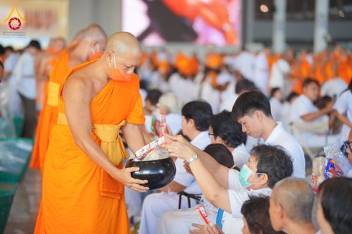 ภาพ No.133834:พิธีตักบาตร ข้าวสารอาหารแห้ง ณ บ้านแก้วเรือนทองคุณยายฯ สภาธรรมกายสากล วัดพระธรรมกาย วันอาทิตย์ต้นเดือนที่ 7 เมษายน พ.ศ. 2567