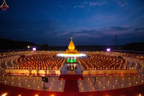 ภาพ No.129618:พิธีจุดประทีป 10,000 ดวง น้อมถวายเป็นพุทธบูชา ณ มหารัตนเจดีย์สิริปทุมสวรรค์ (เจดีย์อริยพุทธะ 5 พระองค์) ศูนย์ปฏิบัติธรรมภาคใต้ อ.บางกล่ำ จ.สงขลา  วันที่ 10 มีนาคม พ.ศ. 2567