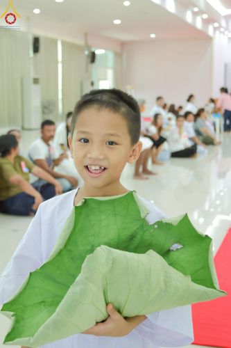 ภาพ No.216199:วันเสาร์ที่ 5 เมษายน พ.ศ. 2568 พิธีตัดปอยผม พิธีขอขมาผู้ปกครอง พิธีขอขมามอบผ้าไตร พิธีบรรพชา พิธีถวายบาตรสามเณร ณ ศูนย์ปฏิบัติธรรมและศูนย์อบรมเยาวชนเพชรบุรี ต.ท่าแลง อ.ท่ายาง จ.เพชรบุรี