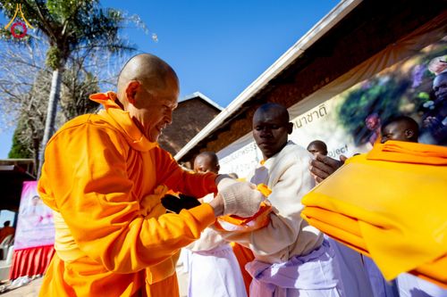 ภาพ No.231660:โครงการบรรพชาอุปสมบทหมู่ครั้งที่ 2 ณ วัดพระธรรมกายโจฮันเนสเบิร์ก ประเทศแอฟริกาใต้ วันอาทิตย์ 29 มิถุนายน พ.ศ. 2568