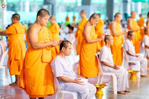 ภาพ No.242967:วันที่ 31 สิงหาคม พ.ศ. 2568 พิธีตัดปอยผมและปลงผม โครงการอุปสมบทหมู่บูชาธรรม ครบรอบ 108 ปี วันครูผู้ค้นพบวิชชาธรรมกาย ณ วัดพระธรรมกาย