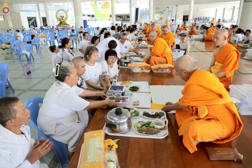 ภาพ No.231911:วันที่ 5 กรกฎาคม พ.ศ. 2568 พิธีถวายภัตตาหารเมนูสวรรค์ เพื่อการบรรลุธรรม ณ หอฉันคุณยายอาจารย์ฯ วัดพระธรรมกาย