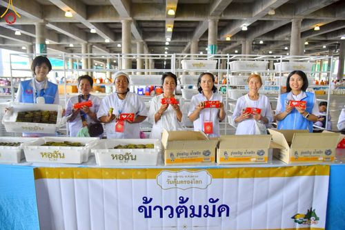ภาพ No.219287:บรรยากาศการเดินทางเข้าวัดพระธรรมกาย , การต้อนรับปฏิสันถาร , การฉันภัตตาหารเช้า , การลงทะเบียนพระสังฆาธิการ  เนื่องในวันคุ้มครองโลก พิธีถวายมหาสังฆทานคณะสงฆ์ 40,000 กว่าวัดทั่วประเทศ ณ วัดพระธรรมกาย