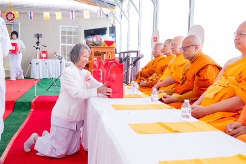 ภาพ No.135482:พิธีเจริญพระพุทธมนต์สมโภช แก้วบรมจักรพรรดิรัตนอนันต์ สถาปนาอาคารปฏิบัติธรรม แก้วธรรมชัยรัตนอนันต์ บูชาธรรมเนื่องในโอกาสอายุวัฒนมงคล 80 ปี หลวงพ่อธัมมชโย (22 เมษายน พ.ศ. 2567) วันพุธที่ 3 เมษายน พ.ศ. 2567 ณ วัดพระธรรมกายเทนเนสซี ประเทศสหรัฐอเมริกา