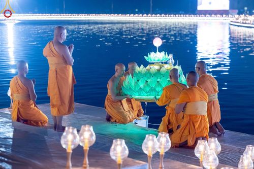 ภาพ No.170310:พิธีลอยกระทงธรรม ณ สระเศรษฐีทะเลบุญ มหาวิหารพระมงคลเทพมุนีฯ วัดพระธรรมกาย วันศุกร์ที่ 15 พฤศจิกายน พ.ศ.2567 (วันเพ็ญ 15 ค่ำ เดือน 12)