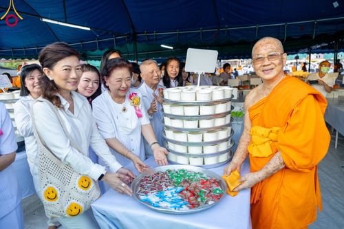 ภาพ No.108101:พิธีถวายภัตตาหารเป็นสังฆทาน แด่คณะพระธรรมยาตราฯ ในโครงการธรรมยาตรากตัญญูบูชา มหาปูชนียาจารย์ พระมงคลเทพมุนี(สด จนฺทสโร) พระผู้ปราบมาร อนุสรณ์สถาน 7 แห่ง ปีที่ 12 วันที่ 8 มกราคม พ.ศ. 2567 ณ อนุสรณ์สถานมหาวิหารพระมงคลเทพมุนี (โลตัสแลนด์) อ.สองพี่น้อง จ.สุ