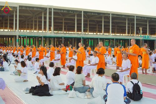 ภาพ No.274762:วันอาทิตย์ที่ 30 พฤศจิกายน พ.ศ. 2568 พิธีปลงผม โครงการอุปสมบทบูชาธรรมมหาปูชนียาจารย์ ปี 2568 ณ ลานธรรมพระมหาธรรมกายเจดีย์ ฝั่งทิศตะวันตก ระหว่างวิหารคดหมายเลข 8 และ 9 วัดพระธรรมกาย