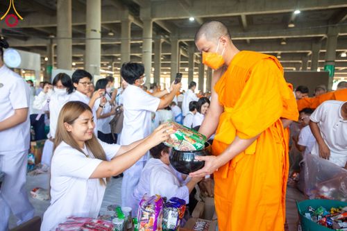 ภาพ No.115484:พิธีตักบาตรฉลองพระใหม่ ในโครงการอุปสมบทหมู่บูชาธรรม 115 ปี คุณยายอาจารย์มหารัตนอุบาสิกาจันทร์ ขนนกยูง วันที่ 19  มกราคม พ.ศ. 2567 ณ มหารัตนวิหารคด วัดพระธรรมกาย