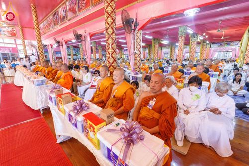 ภาพ No.197367:พิธีเจริญพระพุทธมนต์ ปฏิบัติธรรม มอบทุนการศึกษา ถวายสังฆทาน 108 วัด เพื่อถวายเป็นพุทธบูชา และขับเคลื่อนโครงการหมู่บ้านรักษาศีล 5 โดยคณะสงฆ์จังหวัดนนทบุรี คณะศิษยานุศิษย์วัดพระธรรมกาย โครงการธรรมยาตรา ปีที่ 13 ณ วัดตะเคียน อ.บางกรวย จ.นนทบุรี