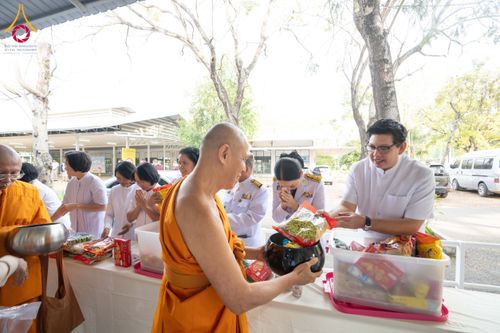 ภาพ No.194771:พิธีเจริญพระพุทธมนต์ และทำบุญตักบาตร ถวายพระราชกุศล แด่พระบาทสมเด็จพระเจ้าอยู่หัว เนื่องในโอกาสพระราชพิธีสมมงคล พระชนมายุเท่าพระบาทสมเด็จพระพุทธยอดฟ้าจุฬาโลกมหาราช สมเด็จพระปฐมบรมกษัตริยาธิราชแห่งพระราชวงศ์จักรี พุทธศักราช 2568 วันที่ 14 มกราคม พ.ศ. 2568