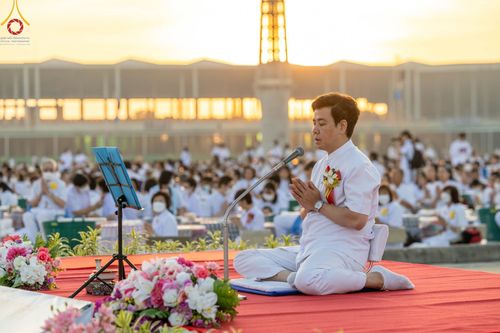 ภาพ No.105257:พิธีตักบาตรฉลองพระบวชใหม่ รุ่นบูชาธรรมมหาปูชนียาจารย์ และต้อนรับศักราชใหม่ วันจันทร์ที่ 1 มกราคม พ.ศ. 2567 ณ ลานธรรมพระมหาธรรมกายเจดีย์ วัดพระธรรมกาย
