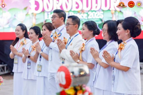 ภาพ No.224490:วันจันทร์ที่ 12 พฤษภาคม พ.ศ. 2568  ชาวพุทธในอินโดนีเซีย ร่วมฉลองวิสาขบูชาจุดประทีปกว่า 200,000 ดวง ณ พระมหาเจดีย์บรมพุทโธ  เจริญพุทธมนต์ถวาย “พระวชิรเกล้าเจ้าอยู่หัว”