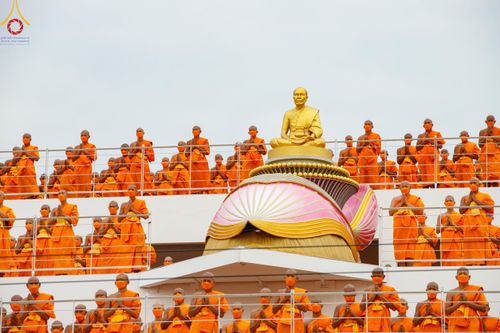 ภาพ No.119002:คณะพุทธบุตรธรรมยาตราร่วมปฏิบัติธรรม และถ่ายภาพหมู่ประวัติศาสตร์ ในโครงการธรรมยาตราฯ ปีที่ 12  วันที่ 25 มกราคม พ.ศ. 2567  ณ อาคารธรรมยาตรา กตัญญูบูชามหาปูชนียาจารย์  ตรงข้ามวัดปากน้ำภาษีเจริญ จ.กรุงเทพมหานคร