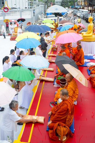 ภาพ No.226090:วันอาทิตย์ที่ 25 พฤษภาคม พ.ศ. 2568 พิธีตักบาตรพระ 1,000 รูปเมืองตรัง ครบรอบ 110 ปี เมืองทับเที่ยง ถวายเป็นพุทธบูชา ถวายเป็นพระราชกุศลแด่รัชกาลที่ 10 และอุทิศส่วนกุศลแด่อดีตเจ้าเมืองตรัง และบรรพบุรุษ ณ บริเวณหน้าศาลากลางจังหวัดตรัง ถนนพระราม 6