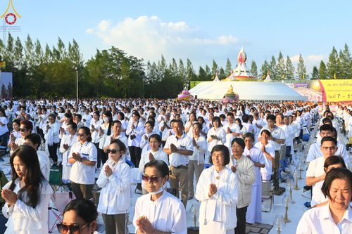 ภาพ No.192656:พิธีจุดประทีปถวายเป็นพุทธบูชา และบูชาธรรมมหาปูชนียาจารย์ ณ อนุสรณ์สถานคลองบางนางแท่น อ.สามพราน จ.นครปฐม ในโครงการธรรมยาตรา กตัญญูบูชา มหาปูชนียาจารย์ พระมงคลเทพมุนี(สด จนฺทสโร) พระผู้ปราบมาร อนุสรณ์สถาน 7 แห่ง ปีที่ 13 วันที่ 10 มกราคม พ.ศ. 2568