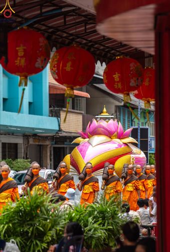 ภาพ No.128497:พิธีอัญเชิญพระบรมสารีริกธาตุ " ใจกลางเมืองนครหาดใหญ่ " เพื่อประดิษฐาน ณ มหารัตนเจดีย์สิริปทุมสวรรค์ (เจดีย์อริยพุทธะ 5 พระองค์) ศูนย์ปฏิบัติธรรมภาคใต้ อ.บางกล่ำ จ.สงขลา  วันที่ 9 มีนาคม พ.ศ. 2567 (ชุดที่ 2)